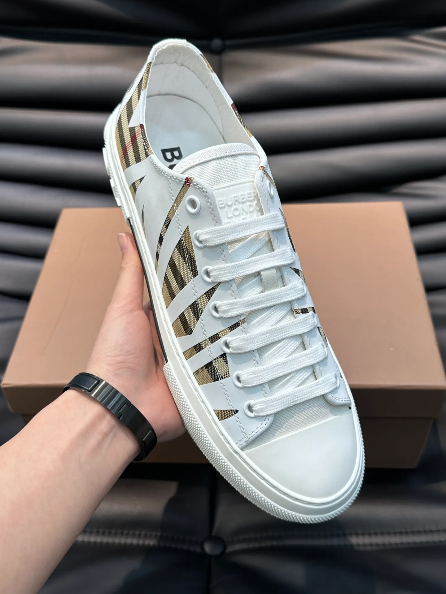 Men's shoes 💰p400 "BURBERR*" men's classic low-top sneakers, reinterpreted with Vintage retro plaid cotton material and decorated with a new brand logo. First-layer sheepskin lining, embossed Burberry lettering logo on the heel, T men's shoes 💰pU original outsole! Size: 38-44 (45 customized)